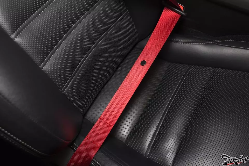 Lexus IS. Установка красных ремней безопасности.